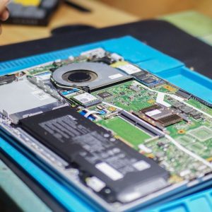 Laptop abierta lista para cambiar la unidad a SSD
