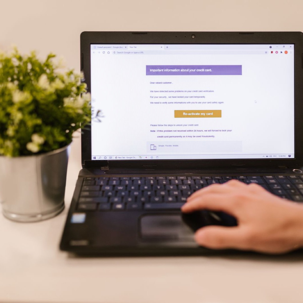 Correo empresarial abierto en una laptop