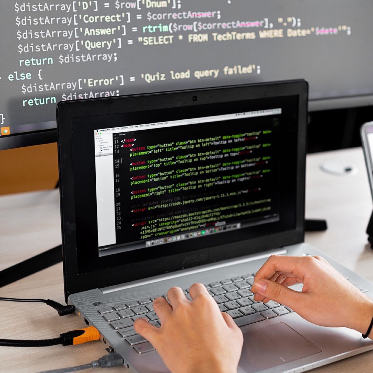 Desarrollador programando un sitio web en su escritorio
