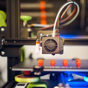 Impresora 3D fabricando piezas pequeñas