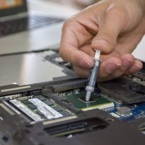 Aplicación de pasta térmica en mantenimiento preventivo