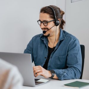 Técnico atendiendo una sesión de soporte remoto