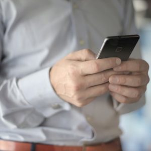 Persona atendiendo clientes desde su teléfono