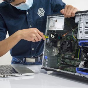 Técnico reparando una computadora de escritorio